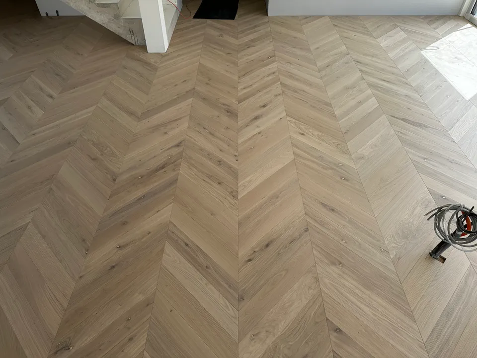 Parket Chevron Essence Hope, svijetle daske u uzorku francuske riblje kosti tijekom obnove
