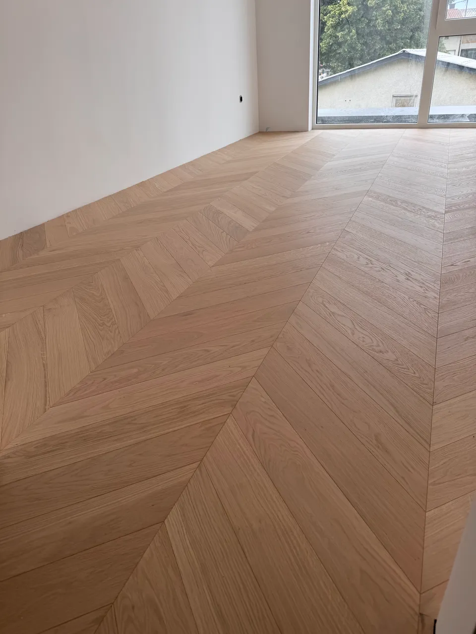 Parket Chevron Hope, lakiran, svijetli hrast u uzorku francuske riblje kosti, pogled izbliza