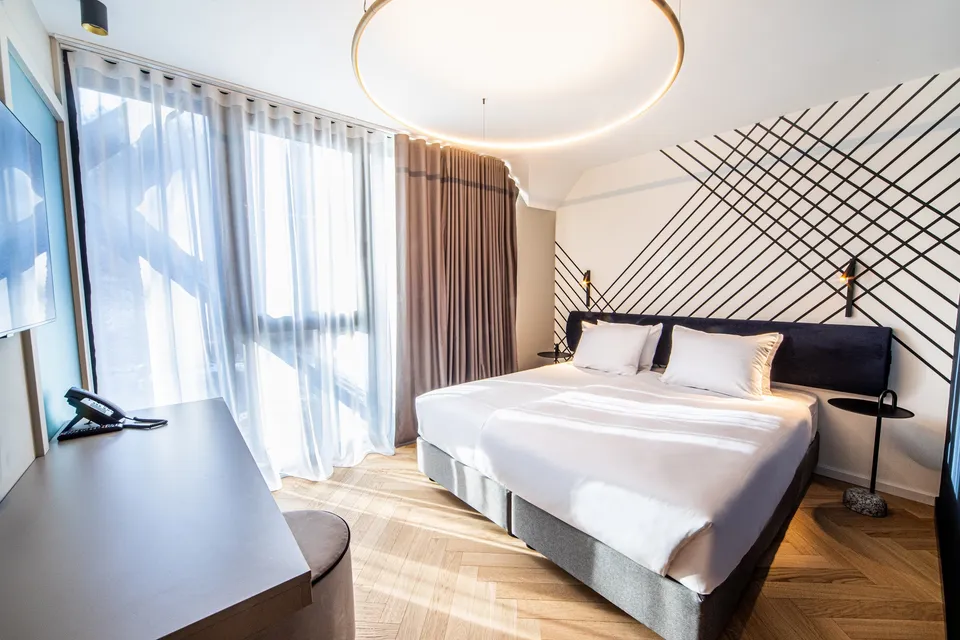 Siv hrastov parket v vzorcu ribja kost v hotelski sobi