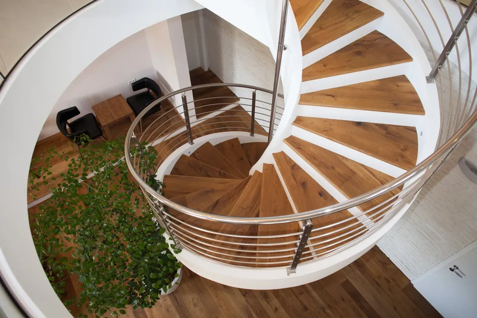 Parketne stube Chateaux Petite na bijelom spiralnom stubištu, pogled odozgo