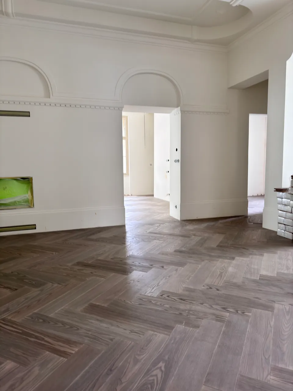 Parket jasen, sivo uljen, Custom, široke daske u vili s visokim stropovima i bijelim zidovima