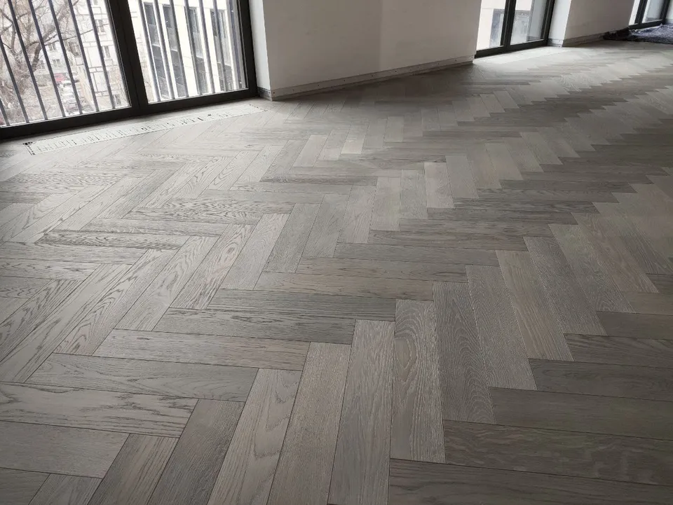 Parket jasen, sivo uljen, Custom, u uzorku riblje kosti, detalj uz visoke prozore