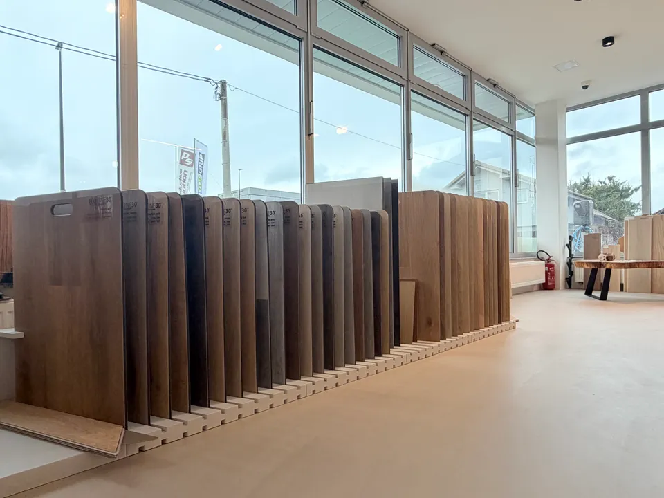Vzorci parketa na stojalu v salonu Dekoris interier