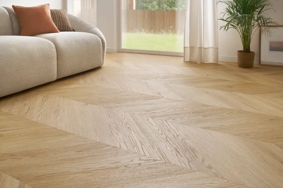 Vinilna talna obloga Moduleo v vzorcu chevron, dekor Arvada Oak, v dnevni sobi