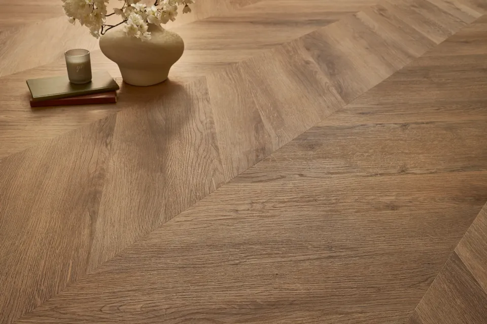 Vinilna talna obloga Moduleo v vzorcu chevron, dekor Garda Oak